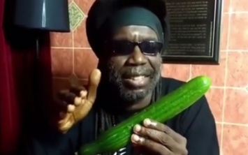 Музыкант с Ямайки прославился в сети с песней об огурце: опубликовано видео