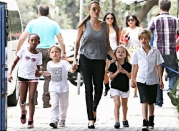 Джоли не следит за детьми: поклонники в ужасе от внешнего вида наследников известной актрисы (ФОТО)