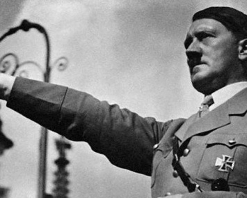 В Британии продали альбом с личными снимками Гитлера