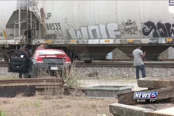 Поезд сбил насмерть беременную модель во время фотосессии на рельсах