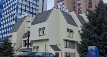 В Луганском театре кукол сменили вывеску на крыше здания (фото)