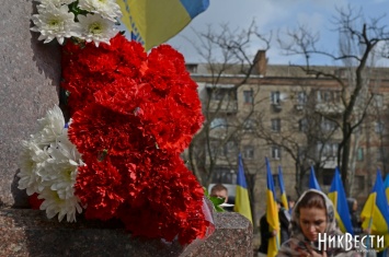 Николаевцы возложением цветов к памятнику Черноволу отметили 100-летие Центральной Рады