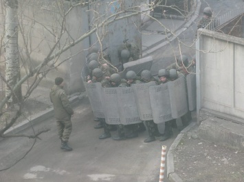 Возле здания запорожского суда заметили вооруженных людей (Фото)