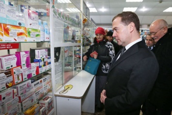 "Больной" Медведев уехал лечиться на лыжный курорт с подругой - фото