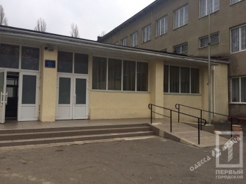 Неизвестный украл у одесских школьников 6 телефонов во время урока физкультуры