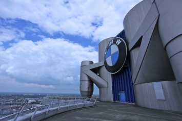 В единой линейке BMW представит купе M4, мотоцикл и часы