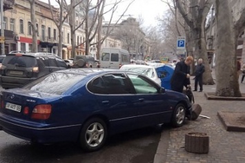 В центре Одессы автохам снес клумбу, паркуя «Lexus» (ФОТО)