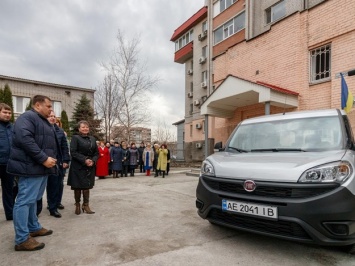 Подарки от мэра: Филатов передал центру социальной помощи новую машину