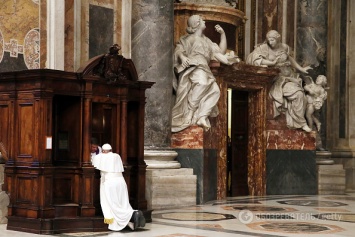 Папа Франциск на глазах у всех исповедовался в грехах