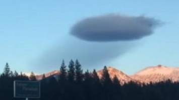 В небе Америки завис огромный НЛО (видео)