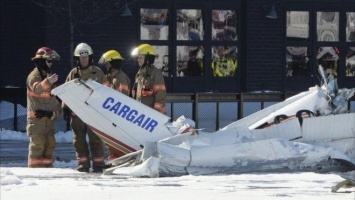 Над торговым центром в Канаде столкнулись два легких самолета