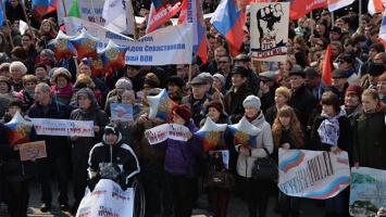 Более 17 тысяч жителей Приморья пришли на митинг в честь воссоединения Крыма с Россией