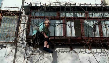 В Киеве пенсионерка застряла в оконных решетке