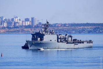 В Черное море вошел американский десантный корабль Carter Hall