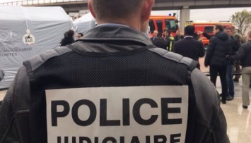 В Париже задержали отца и брата "стрелка из Орли"
