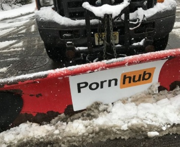 PornHub осуществили уборку снега в маркетинговых целях