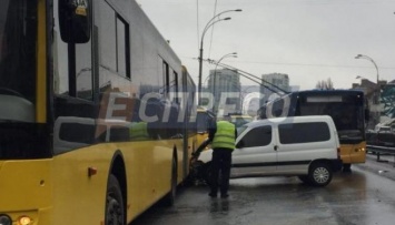 В Киеве пьяный водитель въехал в троллейбус