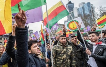 Десятки тысяч людей вышли на акцию протеста курдов в Франкфурте-на-Майне