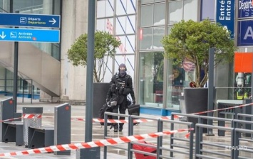 Атаку на военных в аэропорту Парижа квалифицировали как теракт