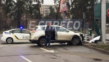 В Киеве автомобиль с детьми врезался в АЗС
