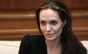 Анджелина Джоли своим внешним видом смутила священника (ФОТО)