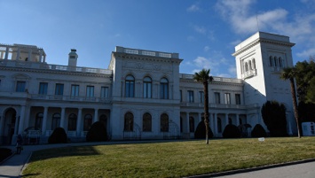 Евродепутаты прогулялись по Ливадийскому дворцу и сфотографировались с "Большой тройкой"