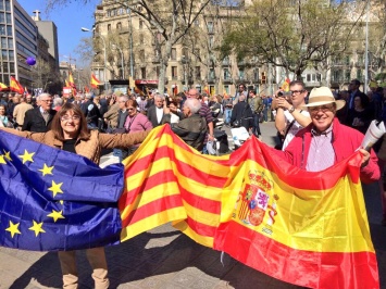 В Барселоне тысячи человек протестуют против "сепаратистского переворота"