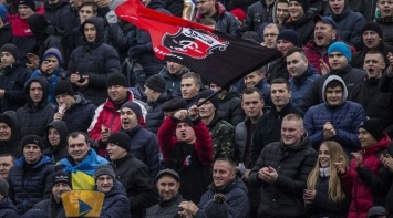Первая футбольная лига Украины: Правоохранители спасают арбитра от расправы