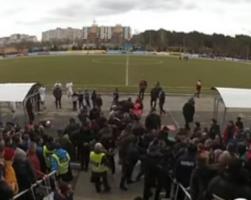 Футбольный матч в украинской первой лиге едва не закончился плачевно для судьи