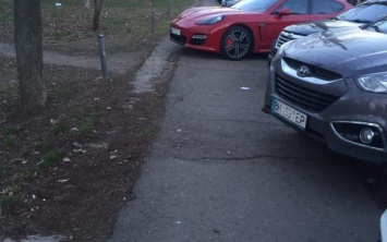 Автохам на Porsche заблокировал тротуар в центре Одессы