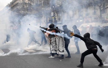 В Париже полиция разогнала демонстрацию с помощью слезоточивого газа