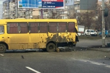 Многокилометровая пробка: Киеве столкнулась маршрутка (ФОТО)