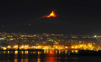 Необычный световой столб сопутствовал новому извержению вулкана Этна