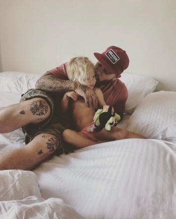 Тимати разместил в Instagram фотографию с дочкой на отдыхе