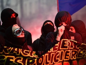 В Париже митинг против жестокости полиции разогнали слезоточивым газом