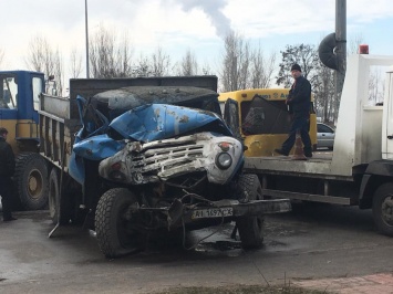 В Киеве грузовик влетел в маршрутку