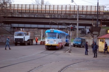 Под закрытым Пересыпским мостом перегнали десятки пустых трамваев: уникальные кадры (ФОТО)