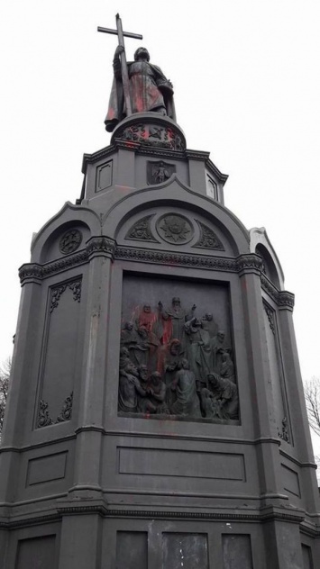 Волна вандализма в столице: памятники обливают краской
