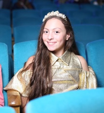 Звездный гость: повзрослевшая дочь Оли Поляковой пришла на "Viva! Самые красивые- 2017" в золотом наряде