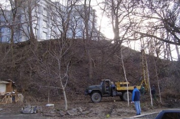 В центре Киева возле исторического музея начали рубить деревья и обмерять землю, - активист