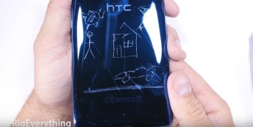 Сильный блогер полностью сломал HTC U Ultra
