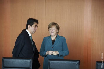 Меркель пытается сделать Японию своим союзником против Трампа - Bloomberg