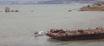В Крыму спасают отвалившиеся части Керченского моста - видео