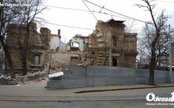 Развалины Масонского дома постепенно прекращаются в мусорную свалку и обитель для бомжей
