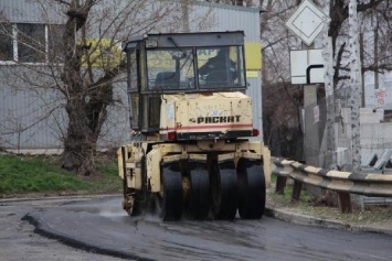 Дождалась: коммунальщики ремонтируют дорогу в районе станции Запорожье-2