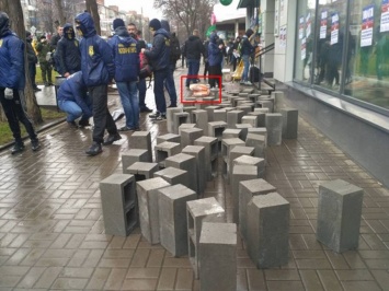 Националистов поймали на "зраде": в Краматорске они замуровали российский "Сбербанк" российским цементом