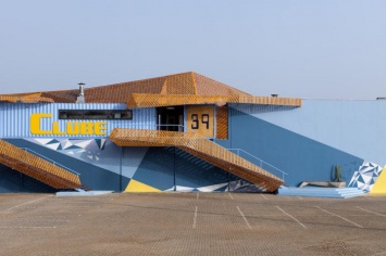Украинские дизайнеры создали для португальского футбольного клуба эклектичную структуру из судоходных контейнеров