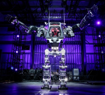 Глава Amazon протестировал 4-метрового человекоподобного робота
