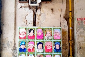Одесский дворик необычно украсили портретами детей (ФОТО)