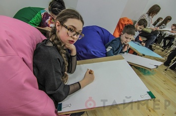 Одесские дети учились рисовать портреты в галерее современного искусства